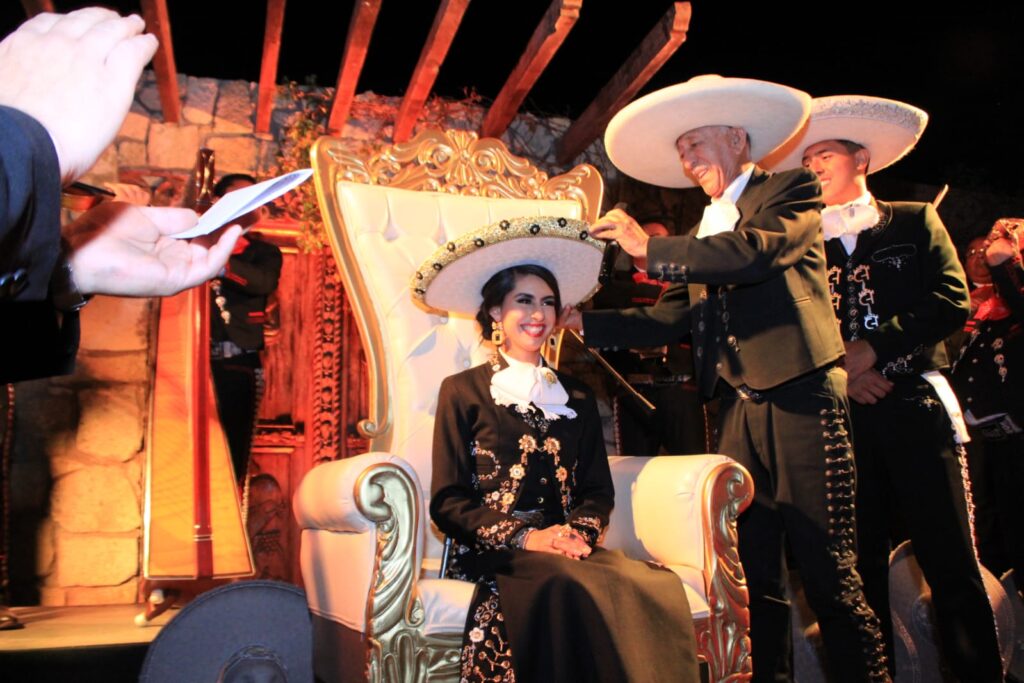 Coronan a Reina de la Asociación de Charros de Tarímbaro