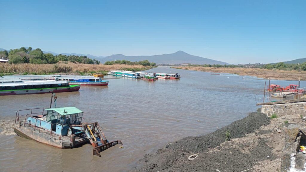 Compesca mantiene canales de navegación en el lago de Pátzcuaro.