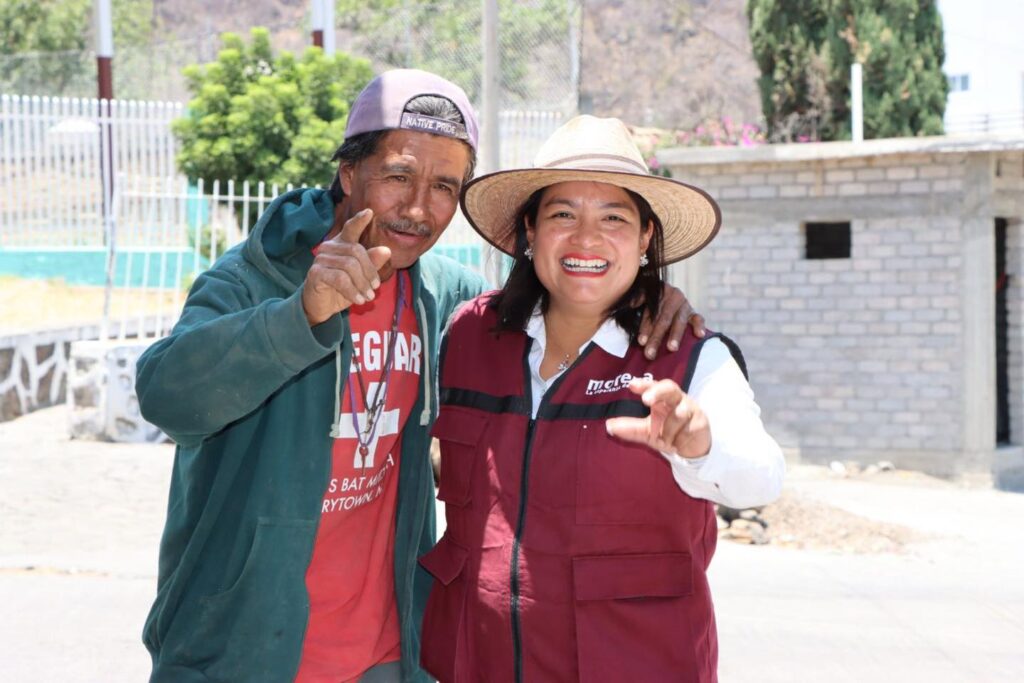 Con gran algarabía reciben en la comunidad de Quencio, Coeneo a Eréndira Isauro