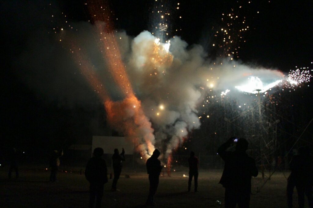 Cielo de Indaparapeo se ilumina con Feria Internacional de la Pirotecnia