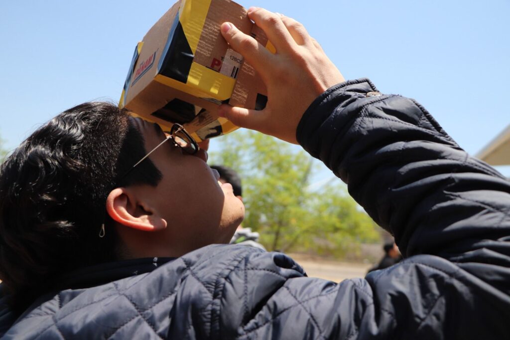 Desde sus centros educativos, estudiantes de media superior y superior apreciaron eclipse solar