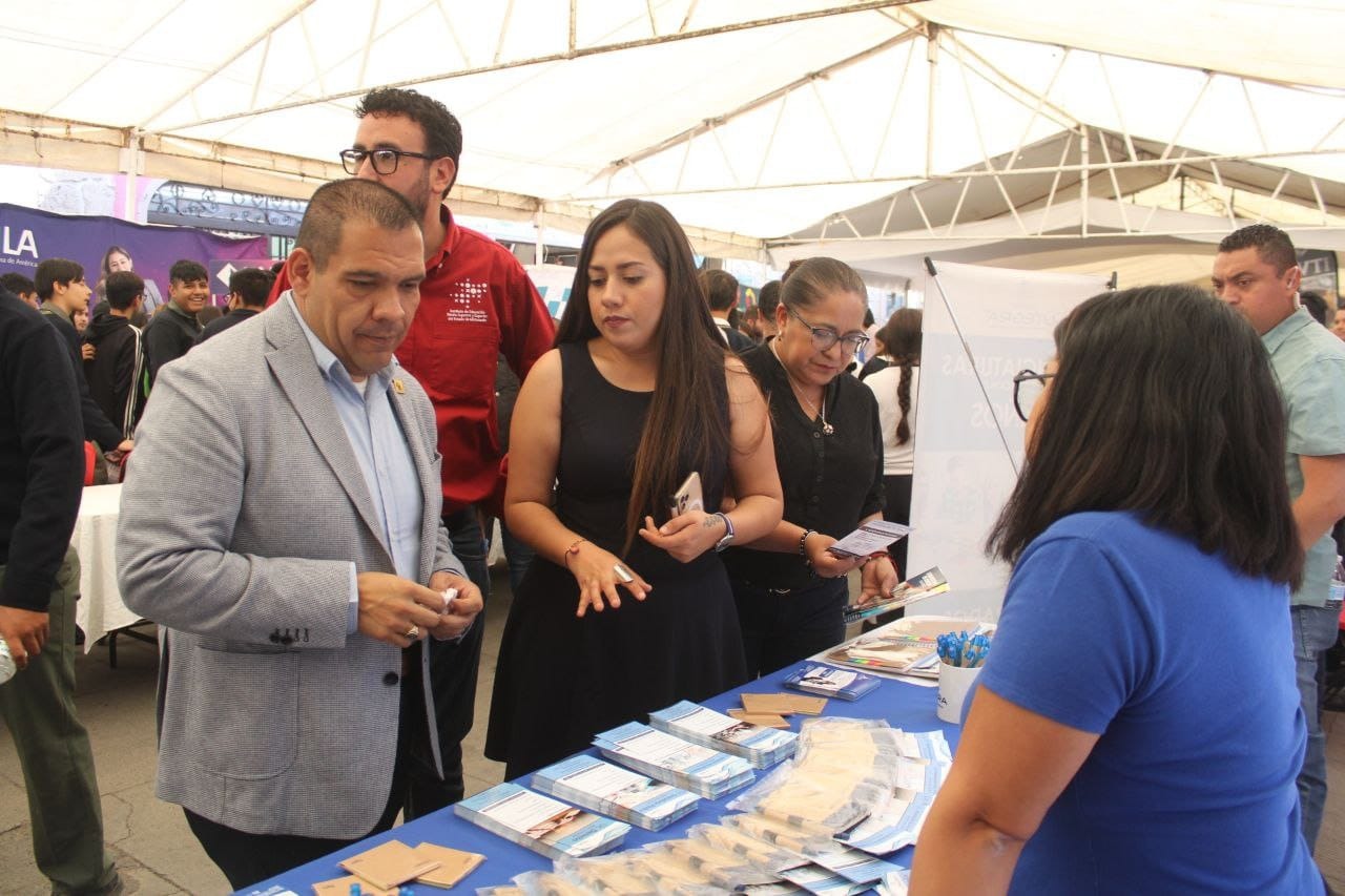 Asiste a la Expo Orienta Educativa en Tarímbaro