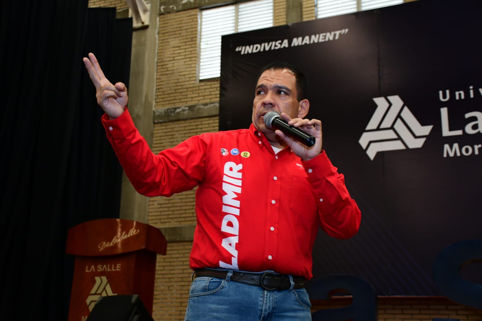 Conversa Bladimir González con estudiantes de la Universidad La Salle