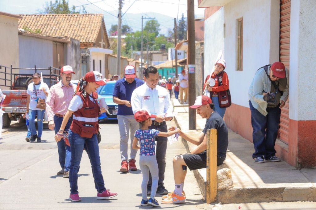 Marea guinda de Torres Piña inunda de esperanza tenencia de Tiripetío