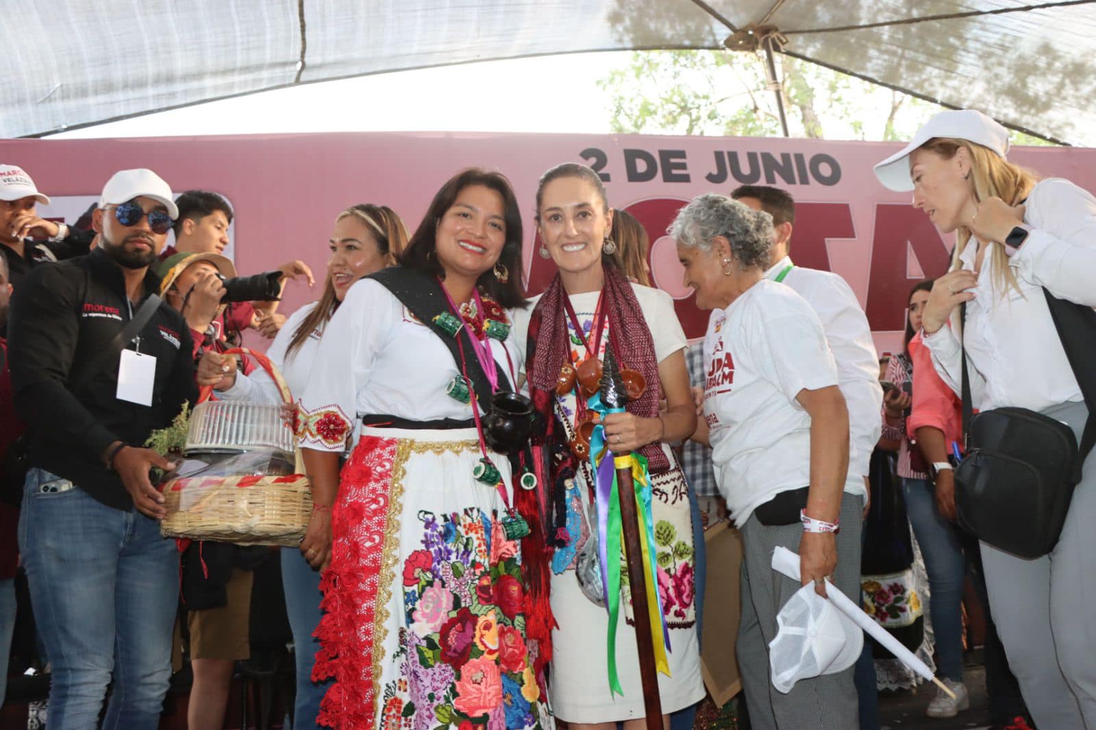 Erendira Isauro acompaña a Sheinbaum al recibir bastón de mando