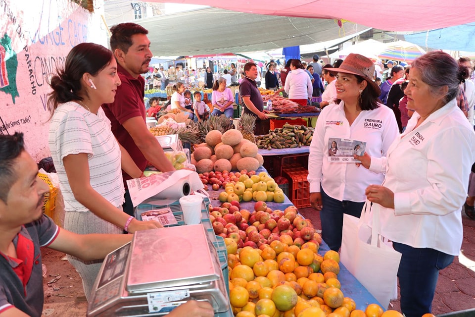 Eréndira Isauro candidata a la diputación local de Paracho recorrió este domingo el tianguis dominical de la cabecera distrital.