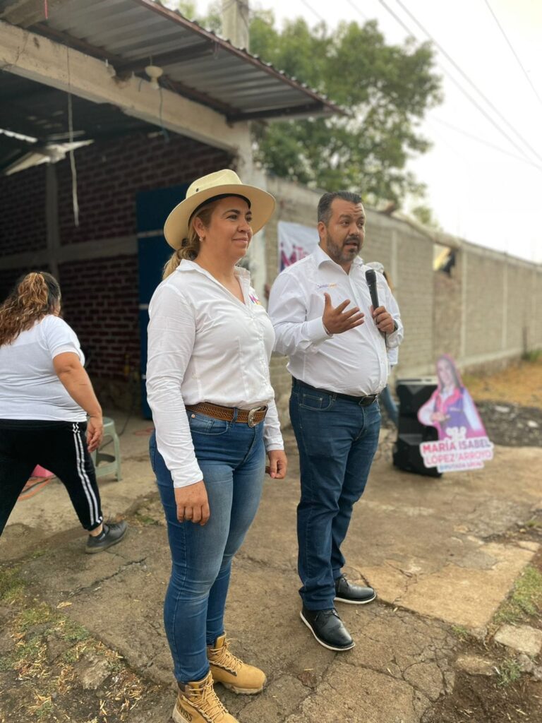 Dan caluroso recibimiento a Isabel López Arroyo vecinos del Barrio de San Miguel, Capula.