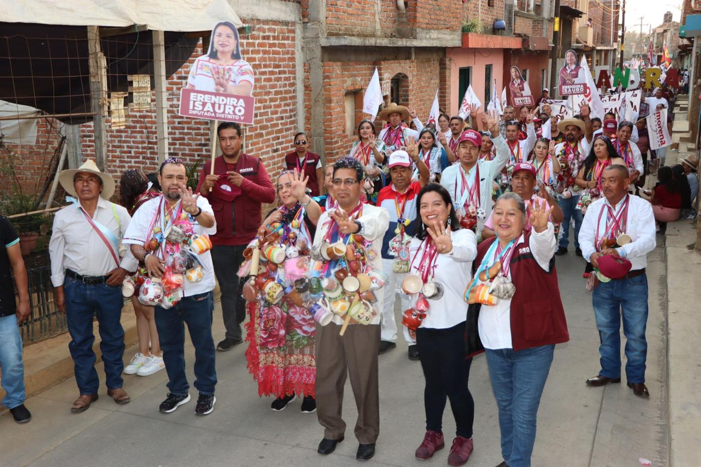 Chilchota recibe con gran jubilo a Eréndira Isauro