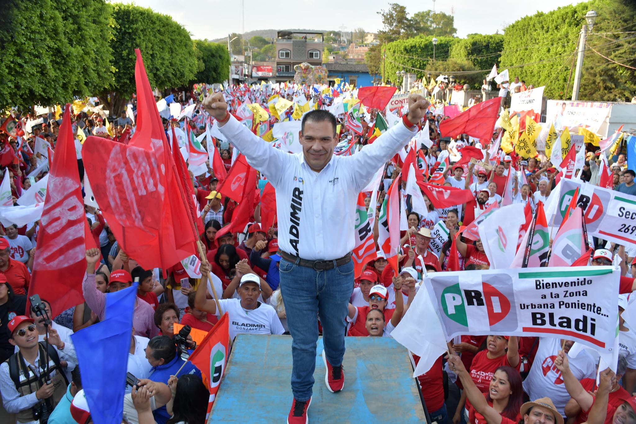 Miles de tarimbarenses cierran filas con Bladimir González