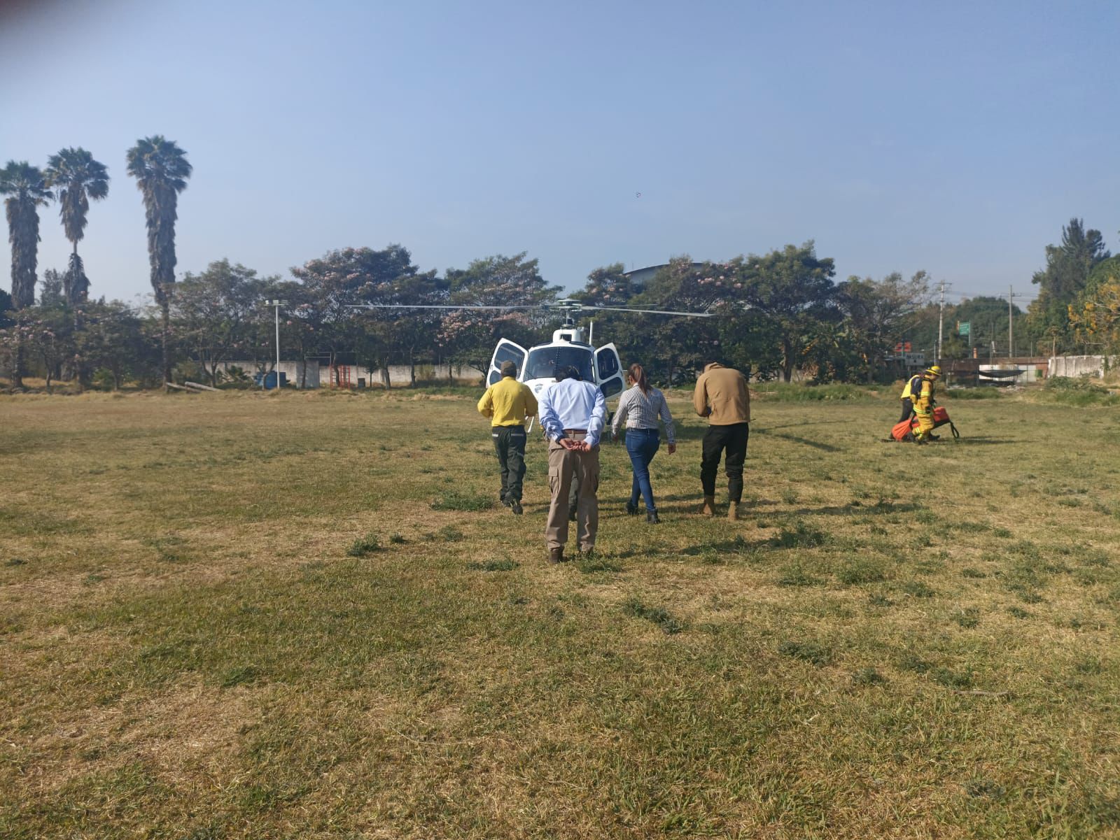 Helicóptero realizará en breve descargas de agua en incendio forestal de Uruapan