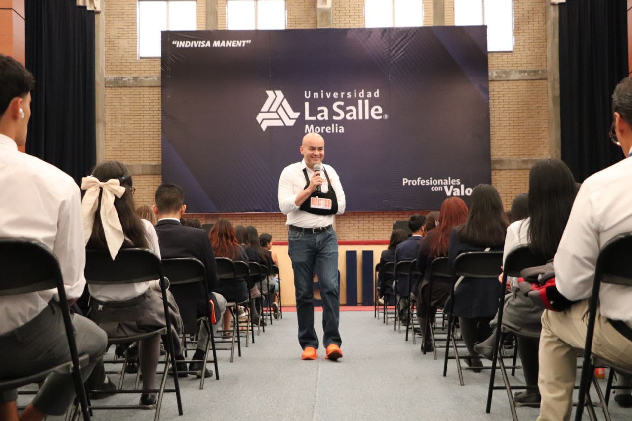 Dialoga Héctor Ayala con estudiantes universitarios: “ellos decidirán la elección”