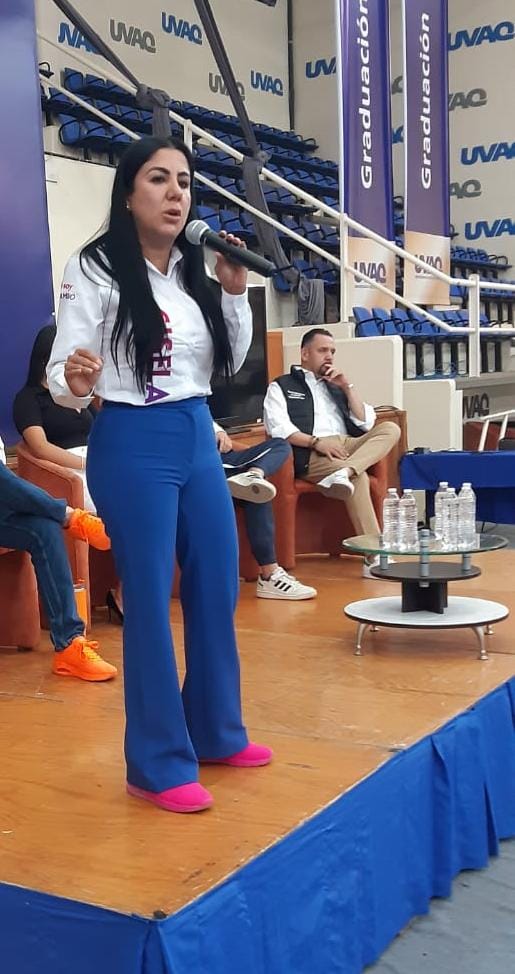 Becas, apoyos para el deporte y la cultura ofrece Gisela Vázquez a jóvenes de la UVAQ