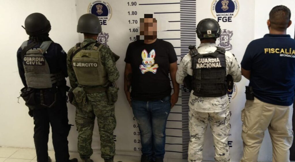 Agentes federales y estatales detienen a “El Rojo”, presunto integrante de los viagras en Apatzingán