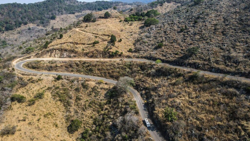 Tras 10 años sin mantenimiento, rehabilita SCOP tramo carretero Aguililla-Dos Aguas.