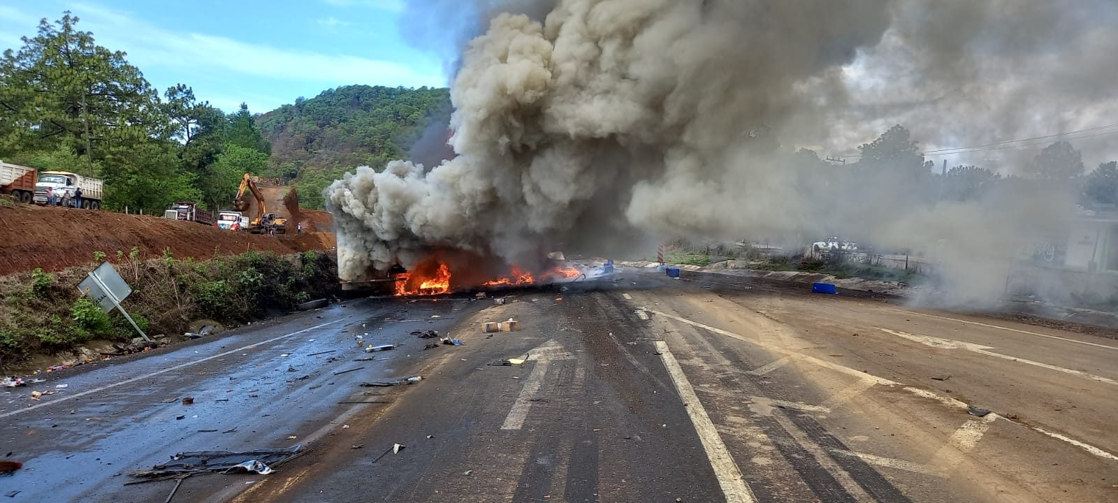 Choque entre tráileres provoca la muerte de una trabajadora de la autopista Siglo XXI