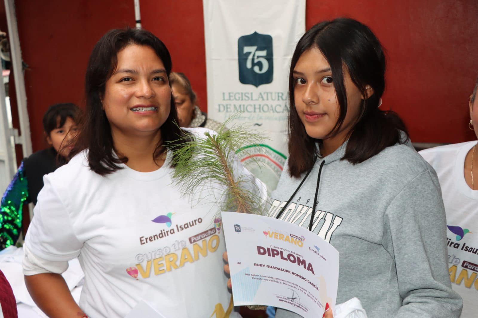 Eréndira Isauro y María Elena Sánchez Gutiérrez, encabezaron la clausura de los cursos de verano en Paracho