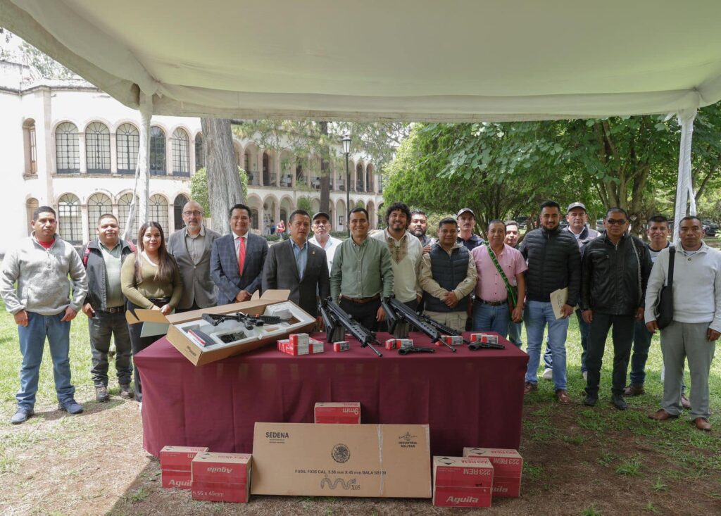 Entrega Gobierno de Michoacán armas y equipos a comunidades indígenas con certificación ante Sedena.