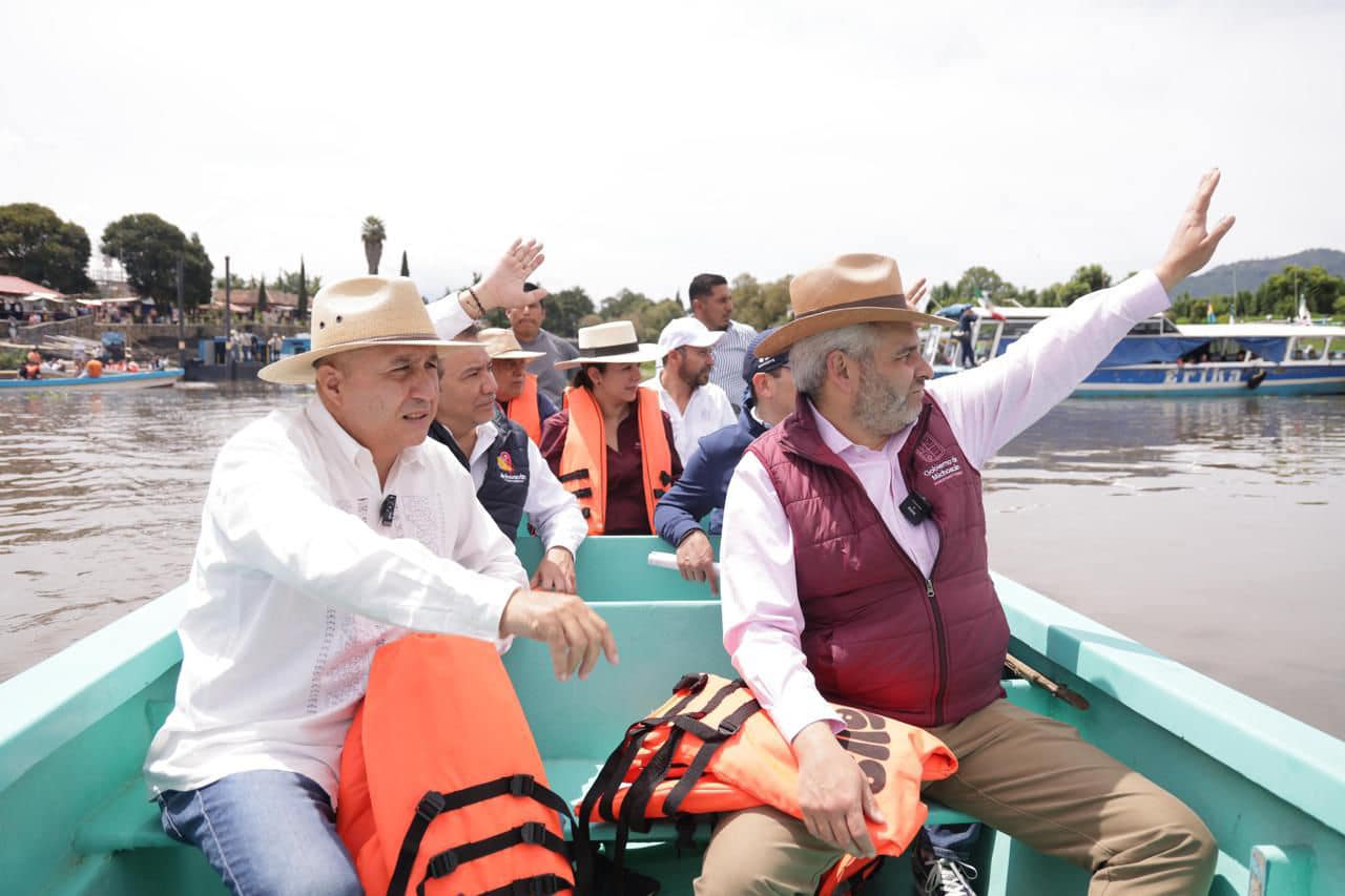 Adquiere Gobierno de Michoacán draga marina para limpieza del lago de Pátzcuaro