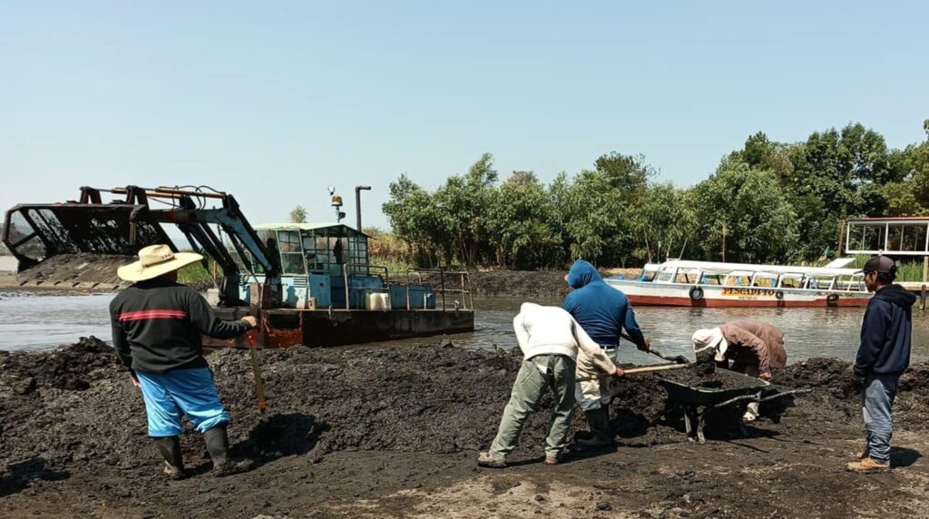 Invierte Estado 45.2 mdp en maquinaria para recuperar lago de Pátzcuaro