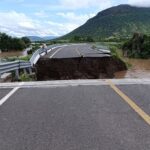 Cerrado puente vehicular en San Pedro Barajas, La Huacana: SSP