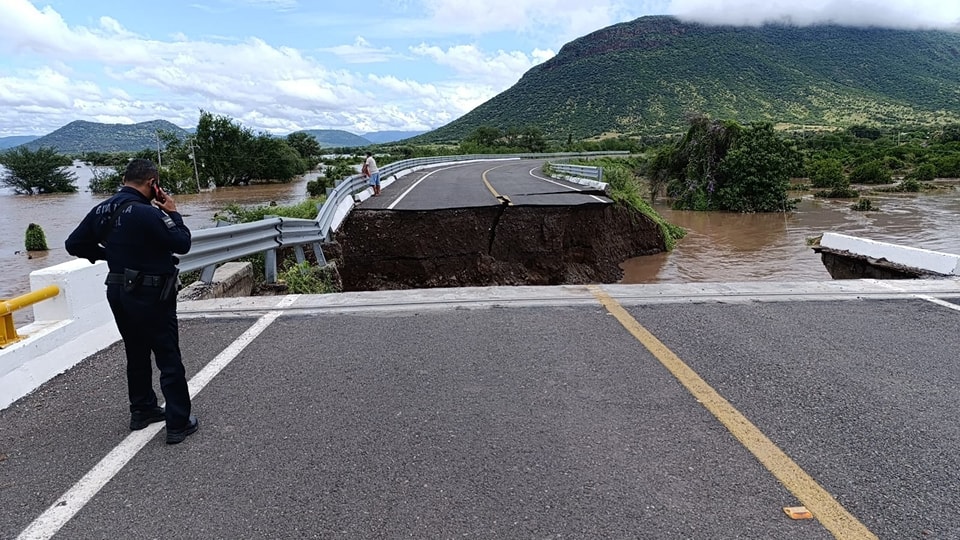 Cerrado puente vehicular en San Pedro Barajas, La Huacana: SSP