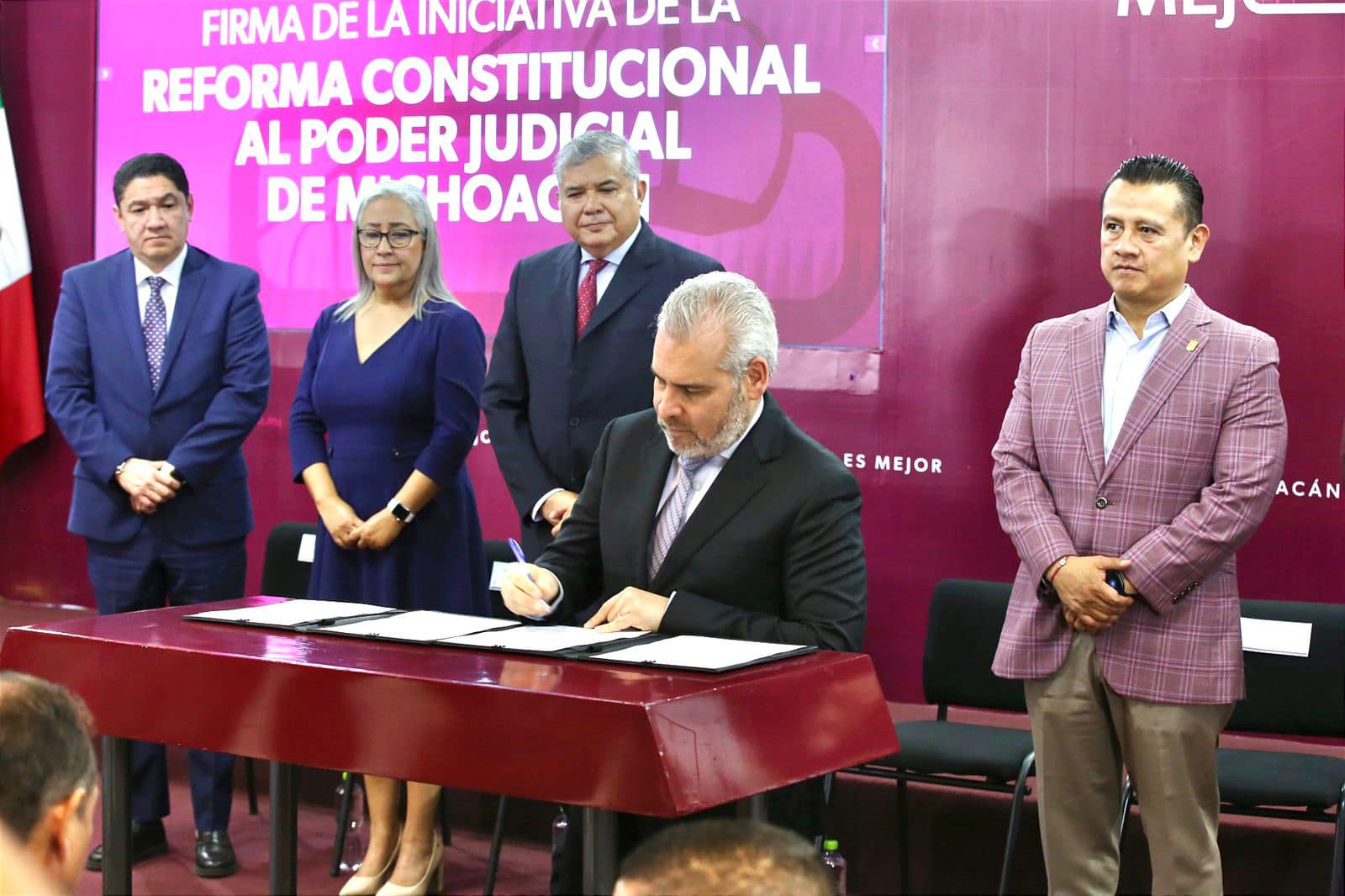 Jueces y magistrados por voto popular; Bedolla firma iniciativa de reforma al Poder Judicial