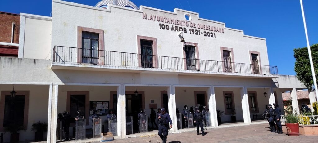 Agentes de la Guardia Civil detienen a 14 personas por los disturbios en la Presidencia Municipal de Queréndaro