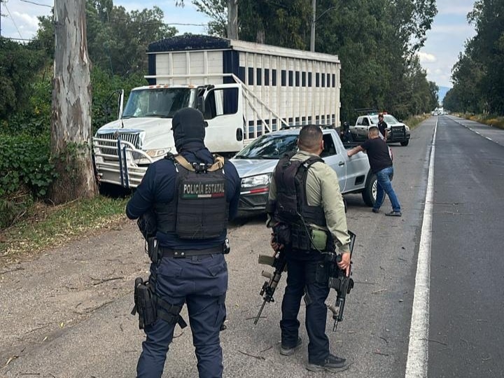 En la carretera Morelia-Pátzcuaro SSP recupera camión robado momentos antes