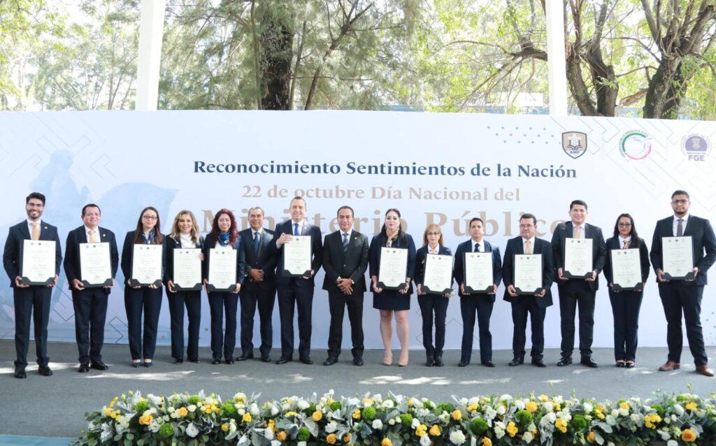 Entrega Fiscalía General, Adrián López Solís el Reconocimiento Sentimientos de la Nación