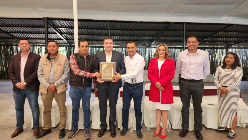 RECIBE VICENTE GÓMEZ RECONOCIMIENTO DE LA ASOCIACIÓN CIVIL “ATENEO MICHOACÁN”