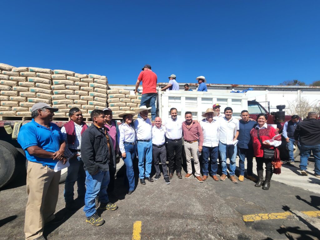 Julio Arreola participa en la entrega de 500 Toneladas de Cemento para Infraestructura Acuícola