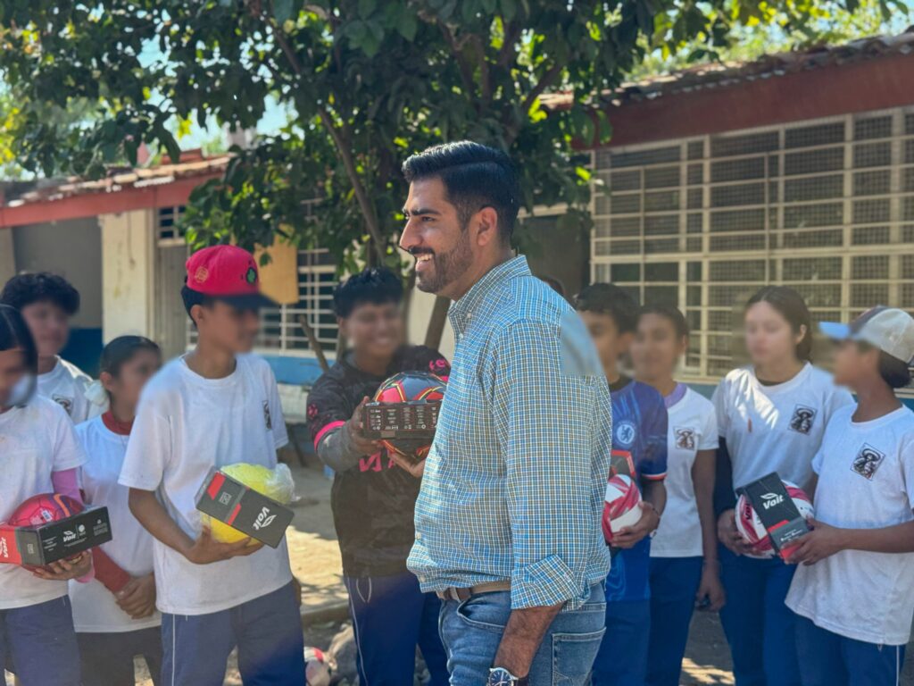 Entrega Poncho Chávez equipo deportivo a telesecundarias de Taretan y La Huacana