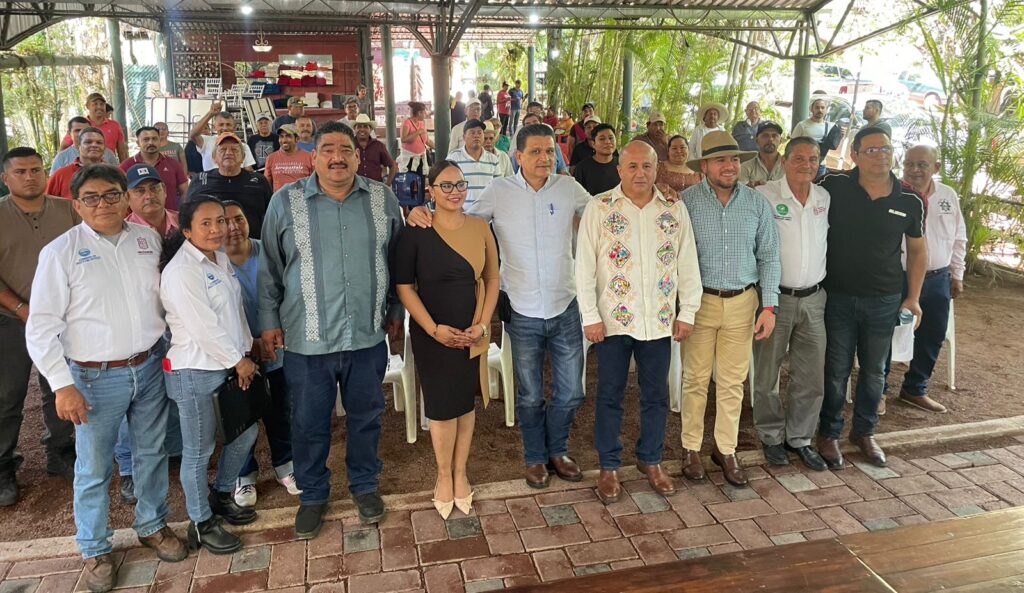 Compesca entrega 500 toneladas de cemento a productores acuícolas