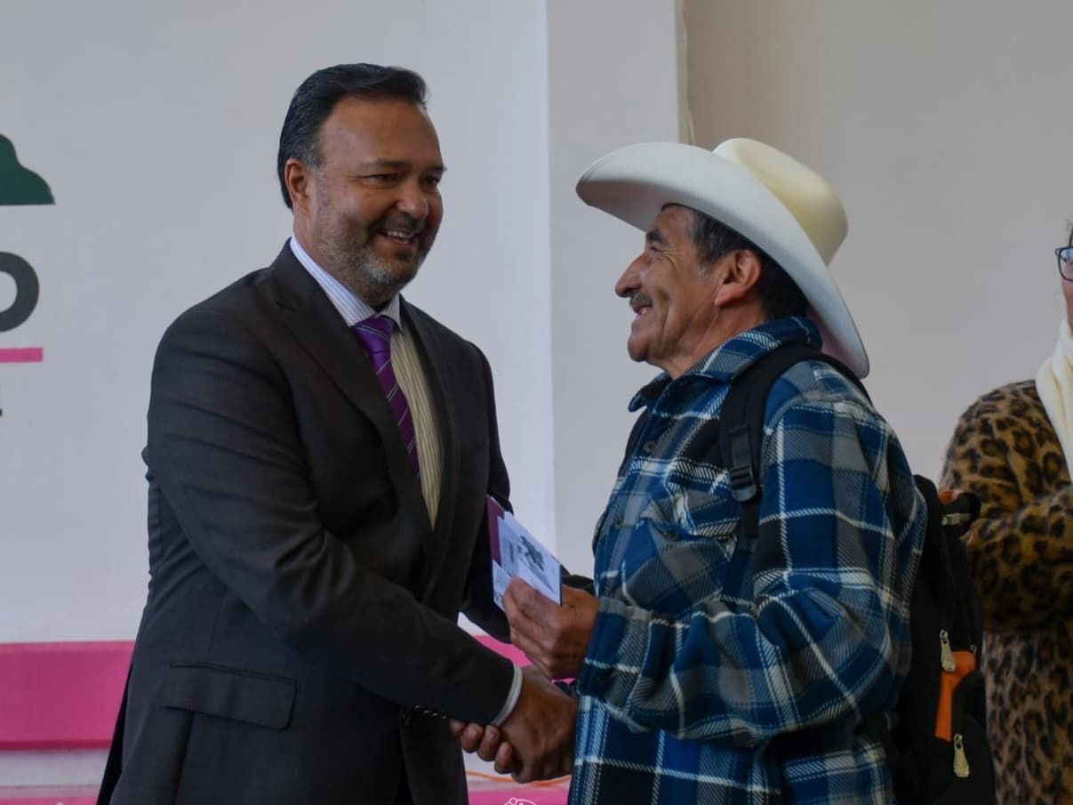 Julio Arreola reafirma su compromiso con los adultos mayores de Pátzcuaro