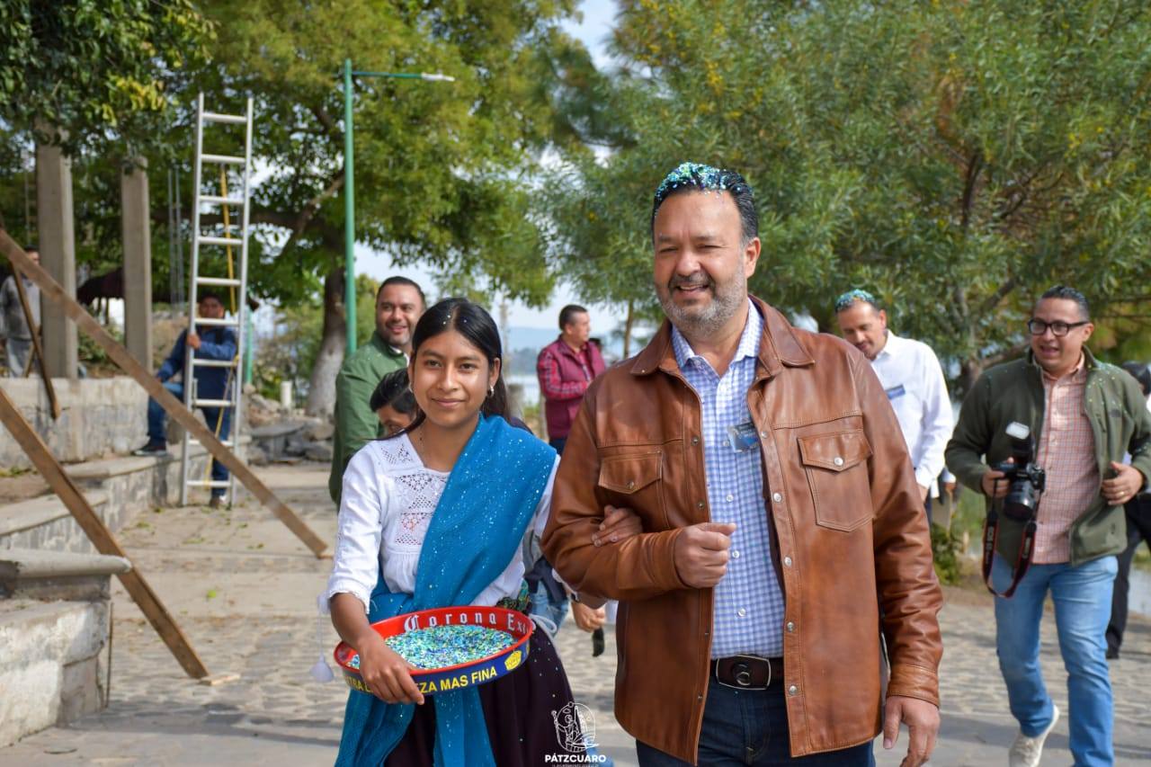 Julio Arreola inaugura la Feria de la Salud para la Mujer Indígena en Janitzio