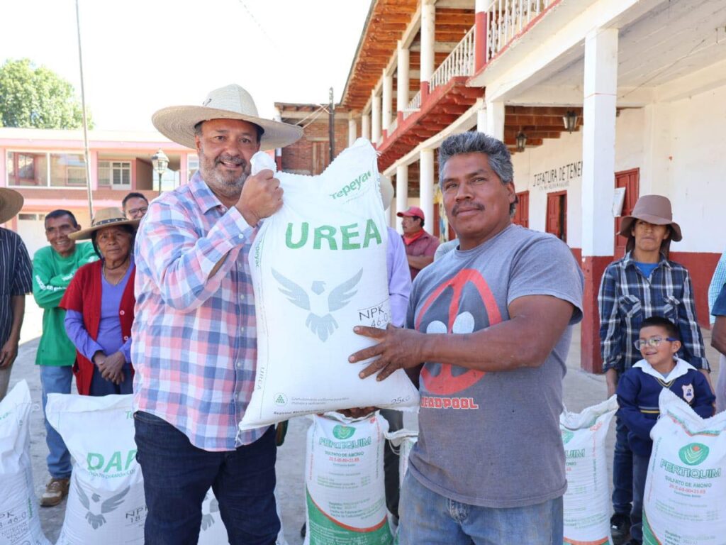 Julio Arreola cumple con el campo: entrega fertilizantes en Huiramangaro