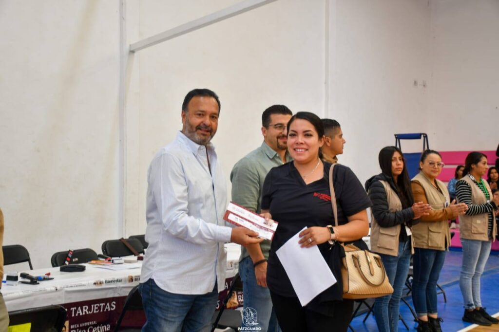 Julio Arreola refrenda su compromiso con la educación durante la entrega de becas Rita Cetina en Pátzcuaro