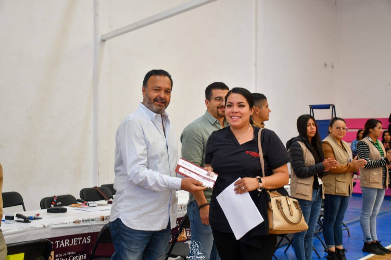 Julio Arreola refrenda su compromiso con la educación durante la entrega de becas Rita Cetina en Pátzcuaro