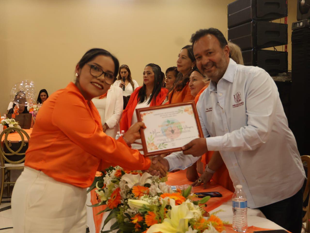 Julio Arreola reconoce el compromiso y entrega de las educadoras