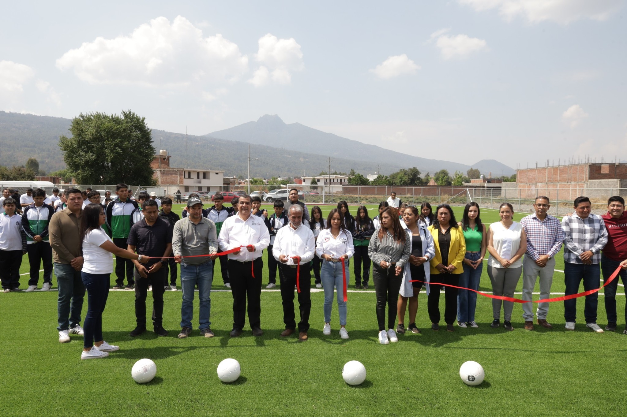 Inauguran en Paracho una de las 41 canchas de fútbol 7