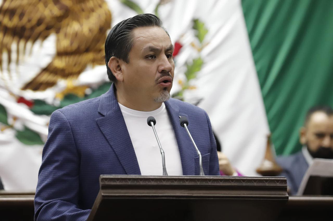 Conceden licencia por tiempo indefinido para separarse de su cargo como diputado local a Víctor Manríquez González