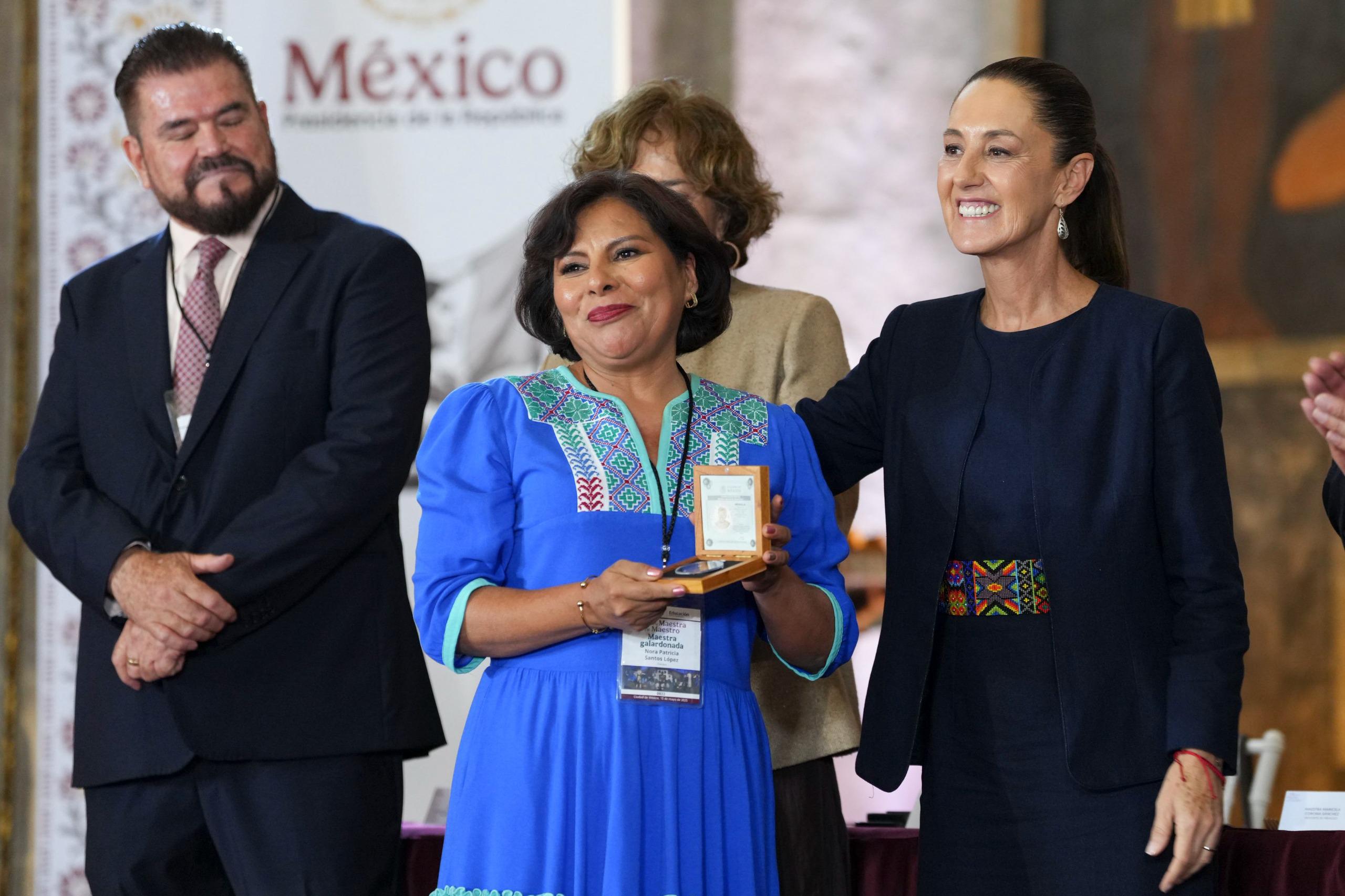 PRESIDENTA CLAUDIA SHEINBAUM ANUNCIA INCREMENTO SALARIAL DEL 9% RETROACTIVO A ENERO Y DEL 1% ADICIONAL A PARTIR DE SEPTIEMBRE EN RECONOCIMIENTO A LAS MAESTRAS Y MAESTROS DE MÉXICO
