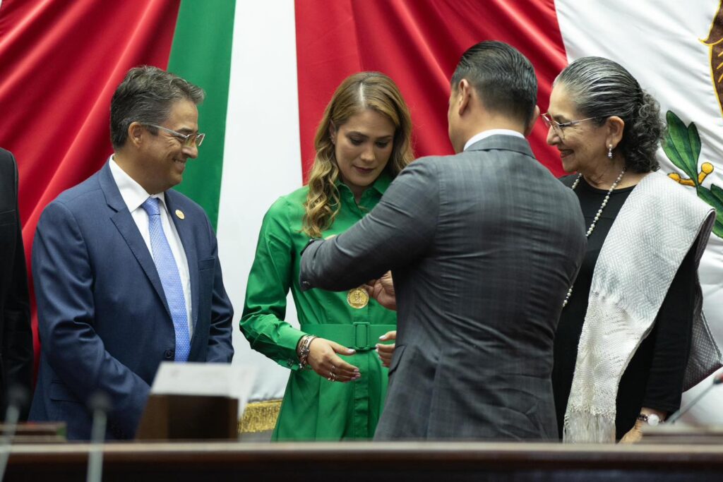 Congreso del Estado impone Condecoración Melchor Ocampo al Colegio de Notarios de Michoacán