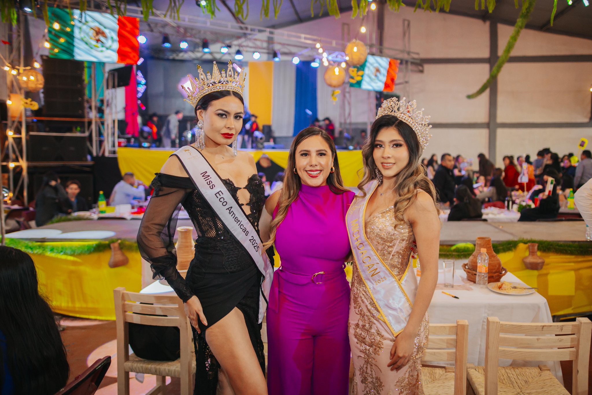 Dayana Pérez Mendoza asiste al certamen de elección de la Reina de la Silla en Opopeo