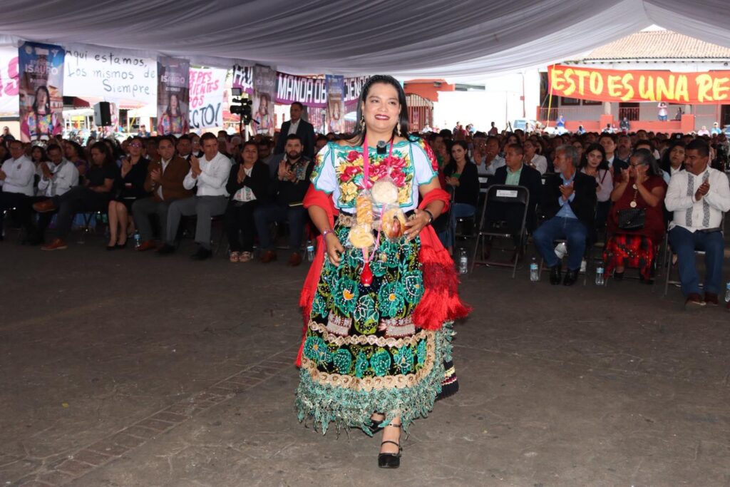 Erendira Isauro, presenta su primer informe legislativo en Paracho