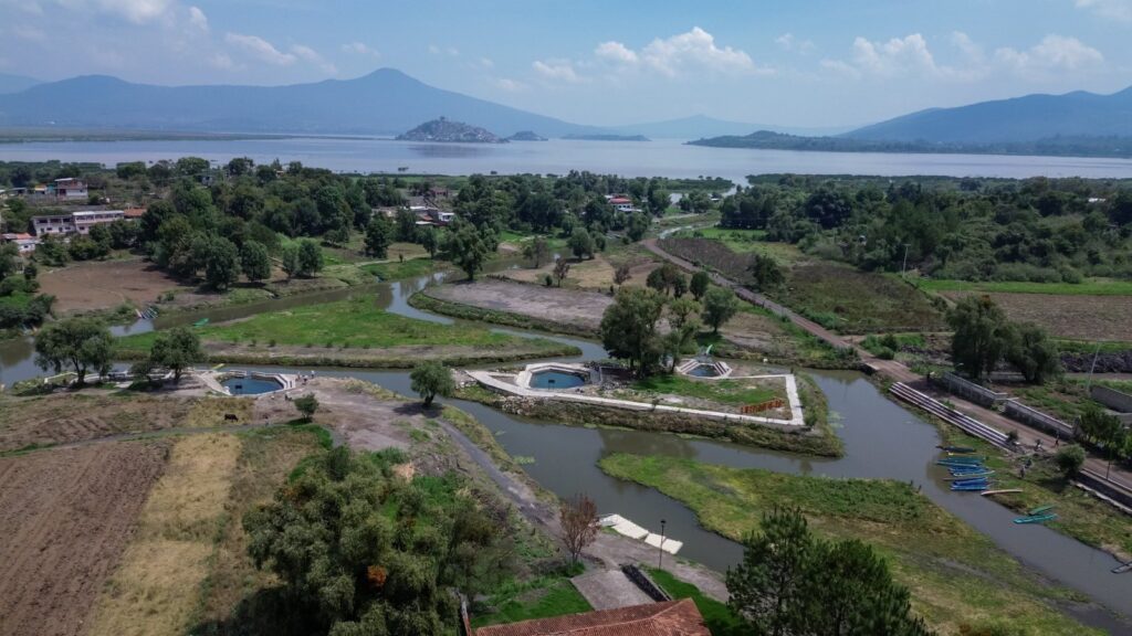 Compesca prepara muelles y canales del lago de Pátzcuaro para Noche de Muertos