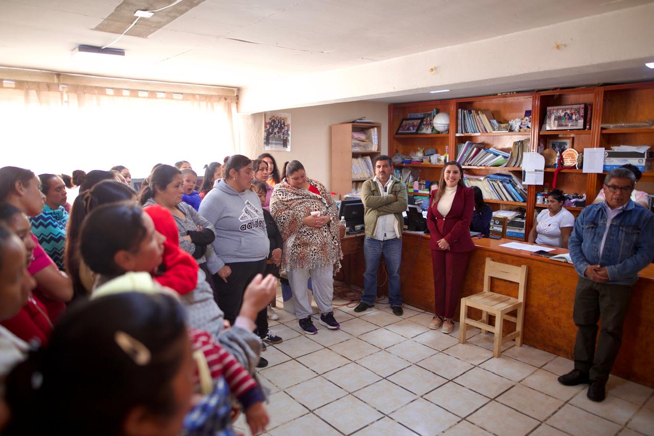 Dayana Pérez atiende necesidades de la Escuela Primaria Felipe Tzintzun