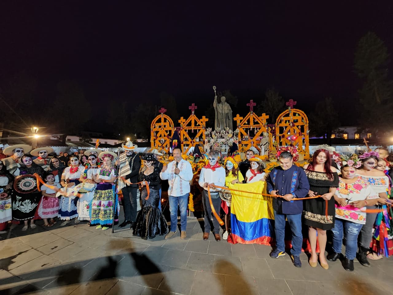 Julio Arreola inaugura el altar monumental de Noche de Ánimas e invita a vivir las tradiciones con respeto