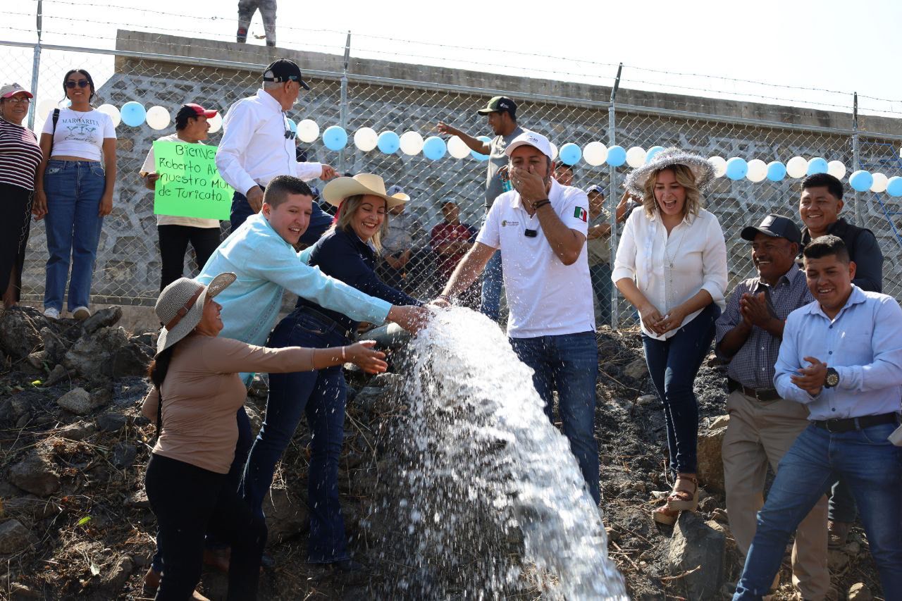 Celebra Vicente Gómez construcción de red de agua potable en La Nueva Jerusalén