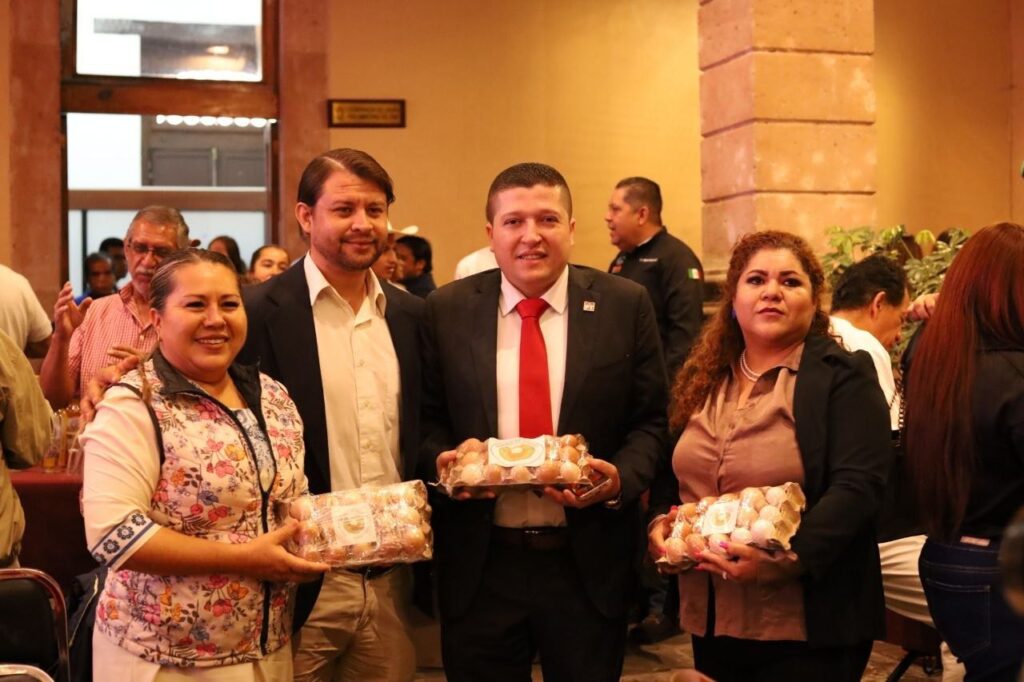 Celebra Vicente Gómez incorporación de cooperativas en la Ley de Desarrollo Económico